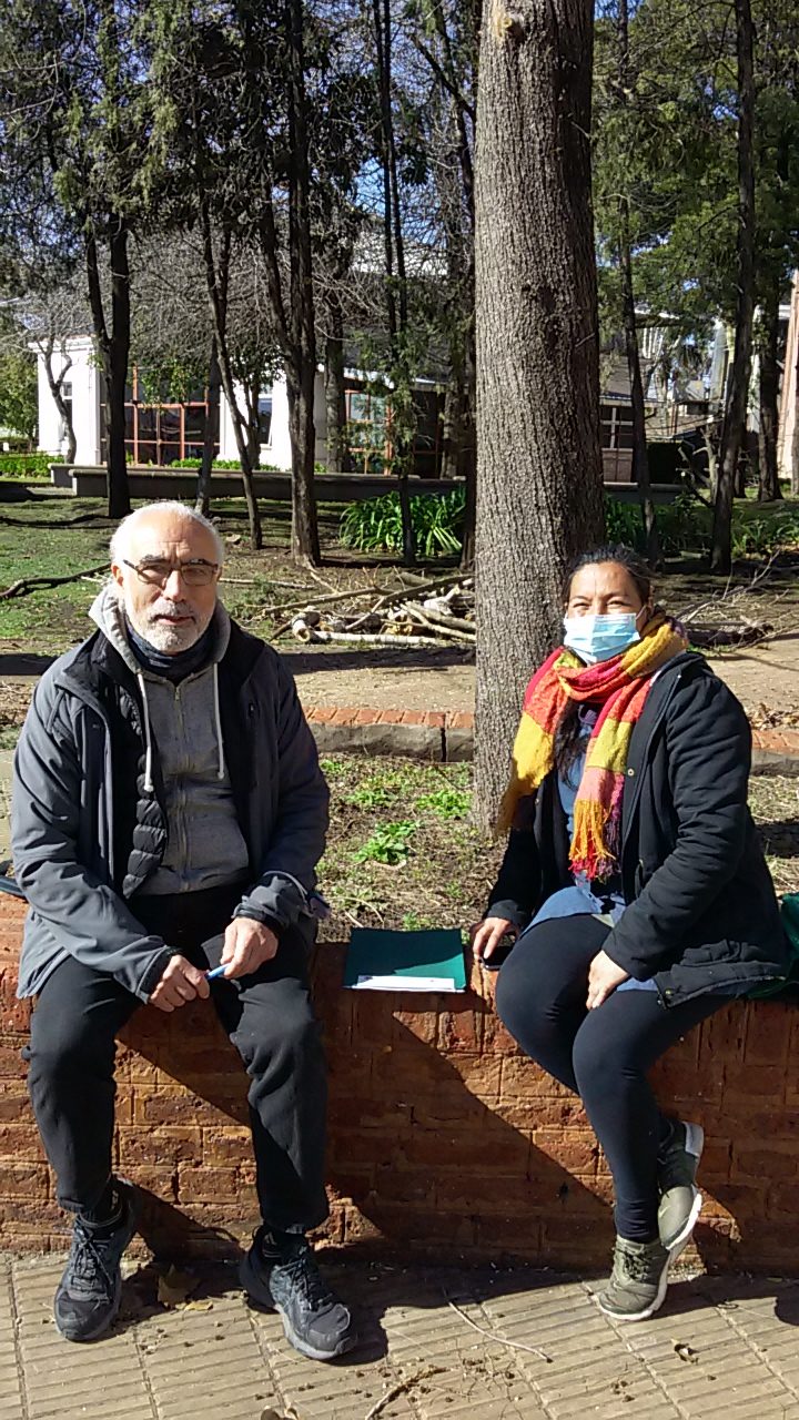 Primera reunión presencial después de la pandemia. Claudia Figueroa directiva de los Jardines Comunitarios de Villa Itatí y Miguel Lacabana Director del PIIdISA
